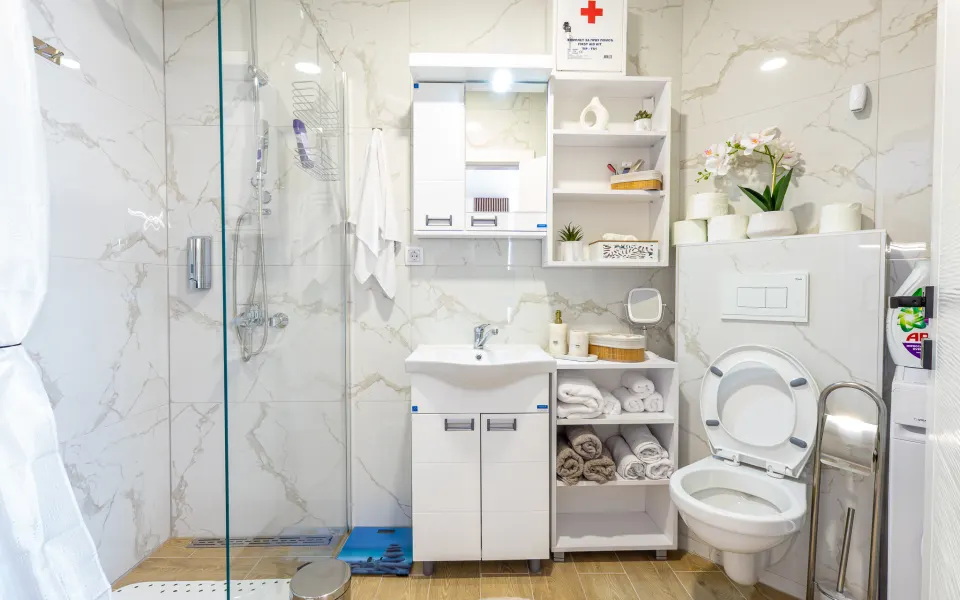 Mermerno kupatilo sa walk-in tuš kabinom