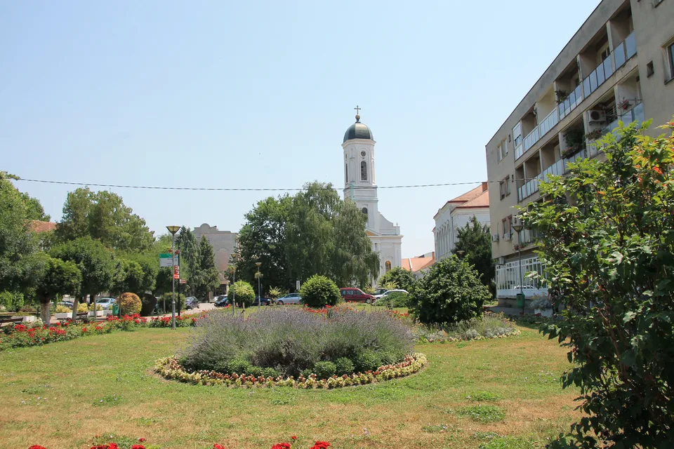 Centar Velikog Gradišta — trg i zgrade iz 19. veka u varoši na Dunavu, dva kilometra od Srebrnog jezera