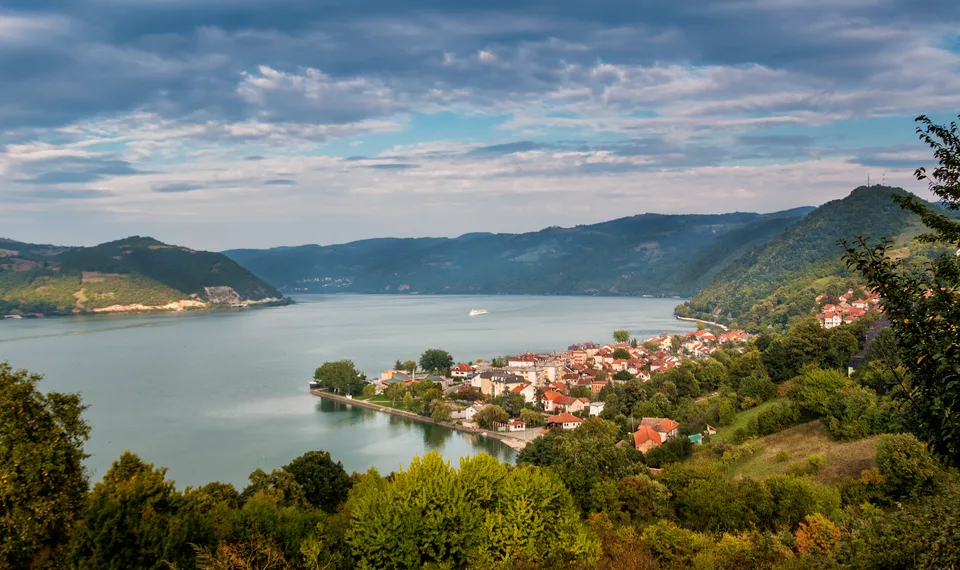 Panorama Donjeg Milanovca na Dunavu — pauza za ručak posle obilaska Lepenskog Vira