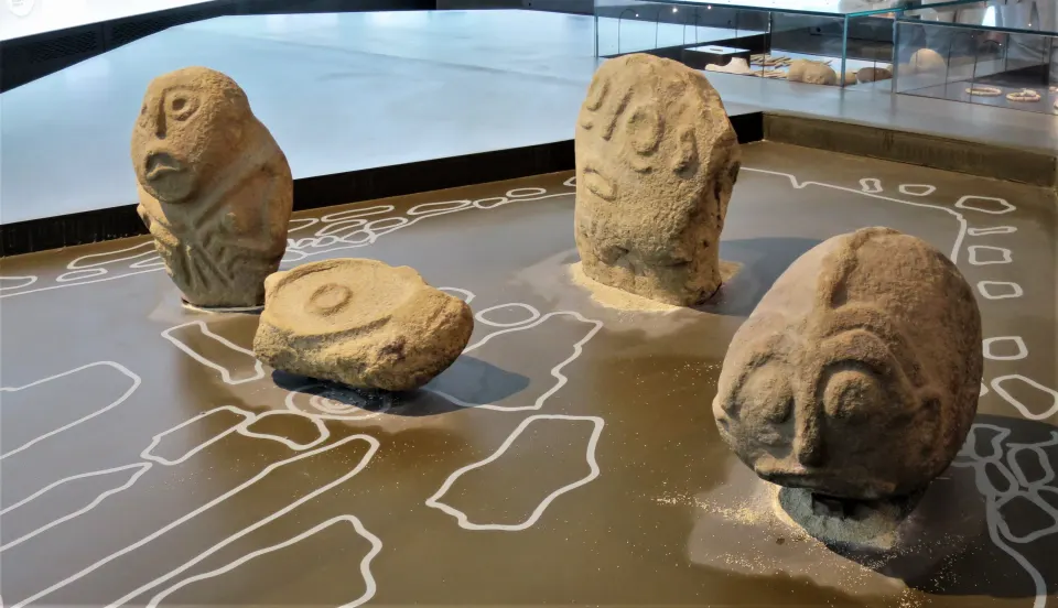 Riblike skulpture na postavci muzeja Lepenski Vir