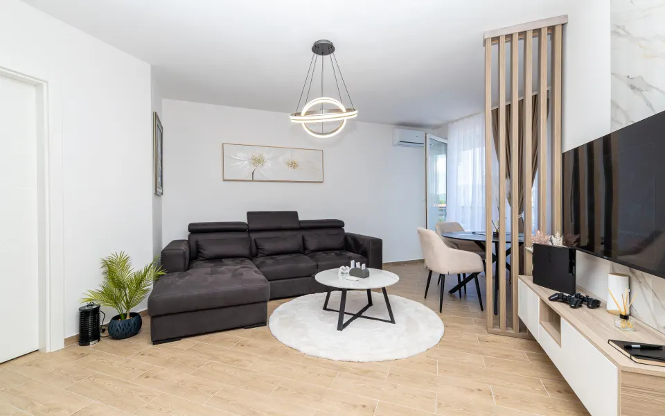 Kutna sofa na razvlačenje u dnevnom boravku
