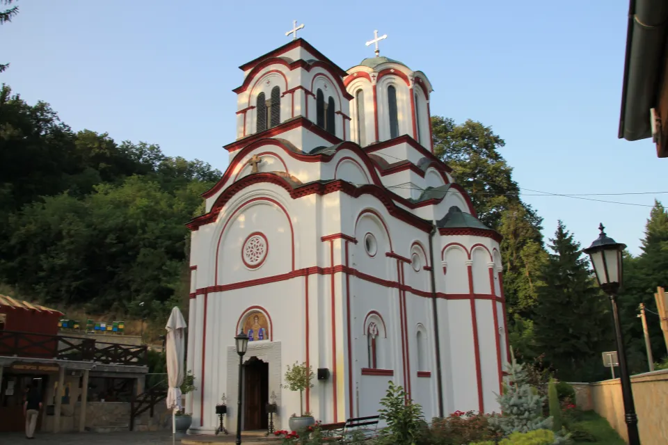 Crkva Svetog arhangela Gavrila u porti manastira Tumane