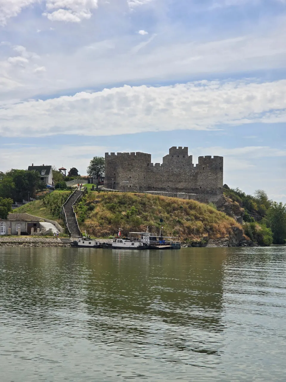Ram tvrđava na uzvišenju nad Dunavom