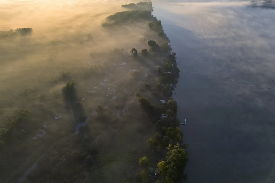 Jesenja magla nad Dunavom kod Srebrnog jezera van sezone
