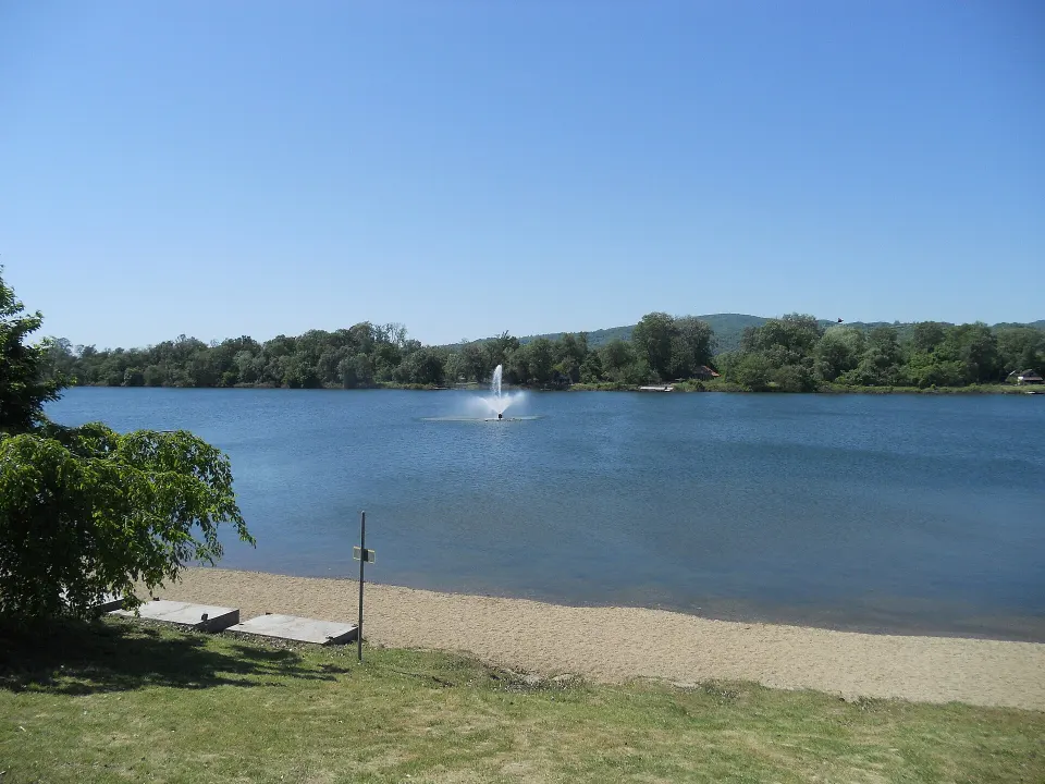 The beach and the fountain at Silver Lake — calm, shallow water by the shore