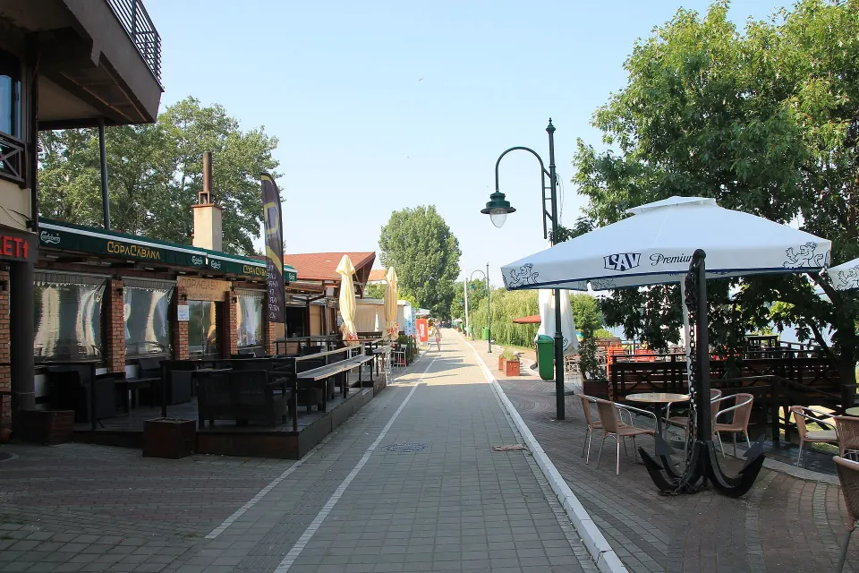 Promenade cafés right on the water