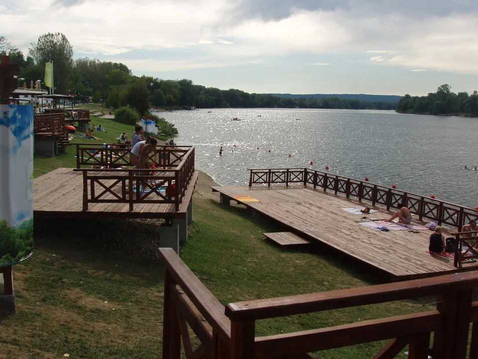 Kupači i drvene platforme za sunčanje na plaži Srebrnog jezera