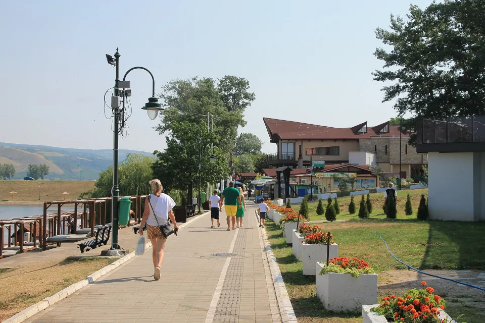 Šetalište pored Srebrnog jezera — centar naselja